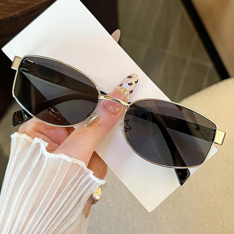 Korean Version of Fashionable New Sunglasses Female Star Travel Photo UV Protection Sunshade Tide Plain Makeup Versatile Sunglasses