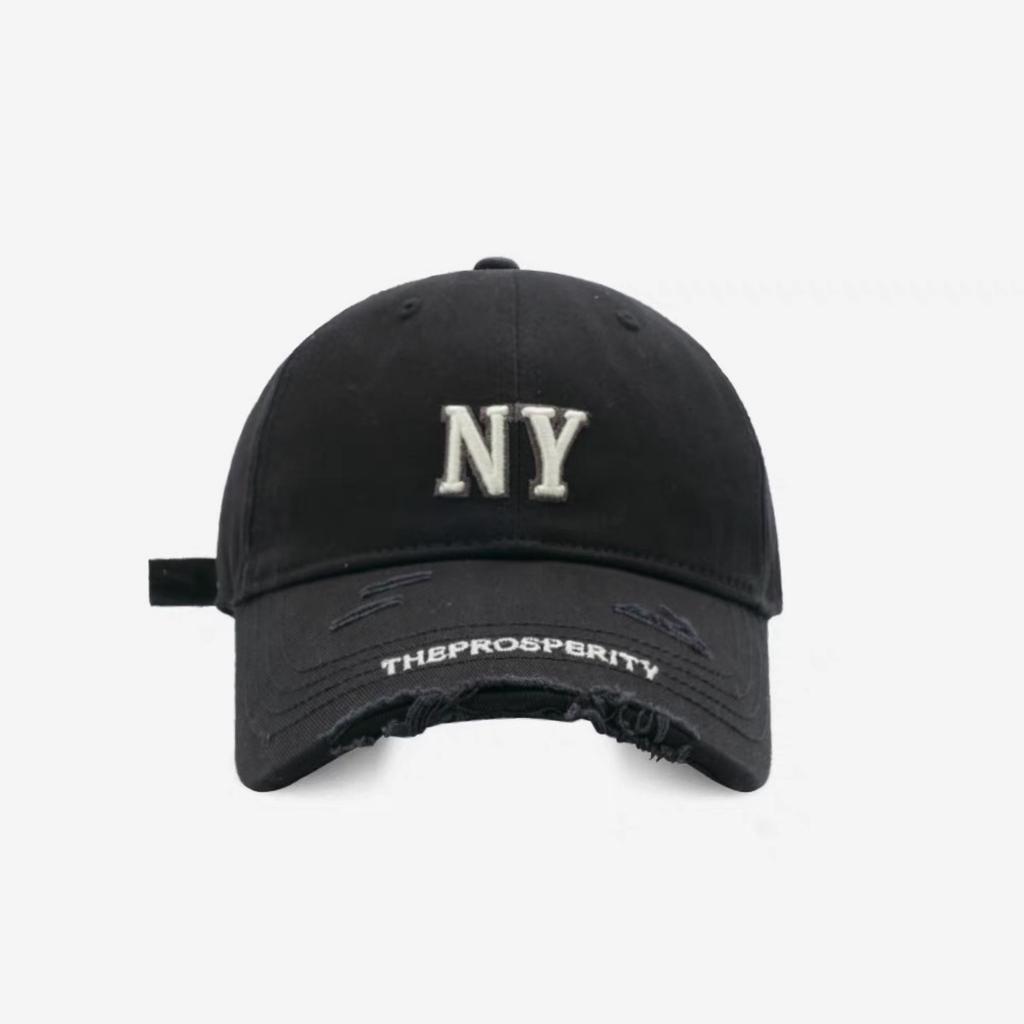 Eine Baseballkappe im koreanischen Street-Fashion-Stil mit Buchstabenstickerei für Damen und Herren und Eine Kappe mit perforiertem Schirm, die das Gesicht kleiner erscheinen lässt