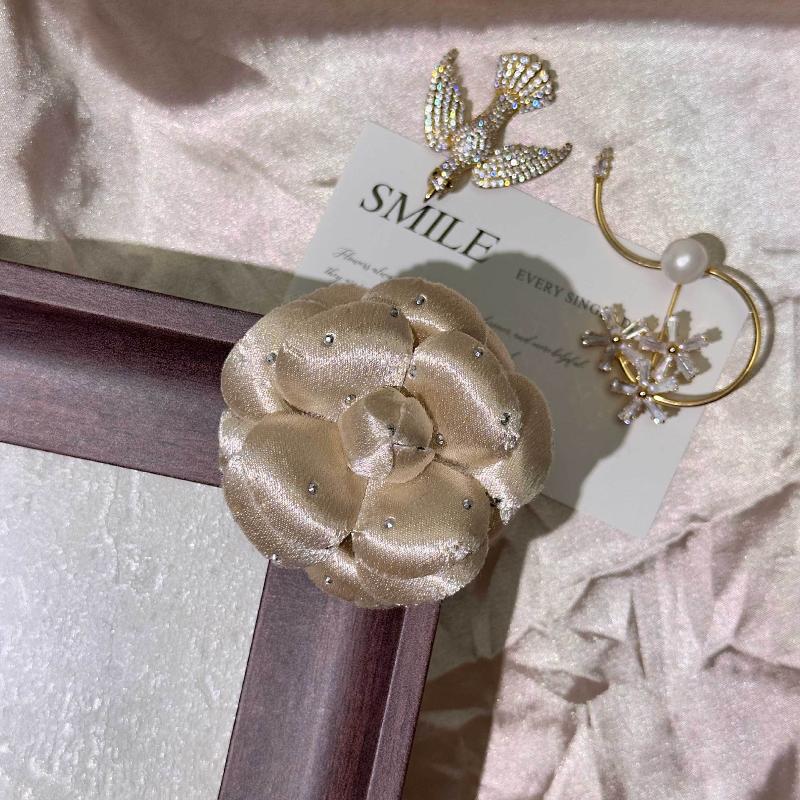 French Style Fabric Camellia Brooches Vintage Elegant Flower Lapel Pins For Women Fashion Wedding Party Badge Accessories Gifts