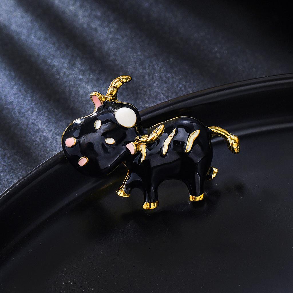 Exquisite und Niedliche Cartoon Tierkreiszeichen Kuh Brosche Nische Design Sinn Legierung Tropföl Tier Anstecknadel Lichtecht Weiblich