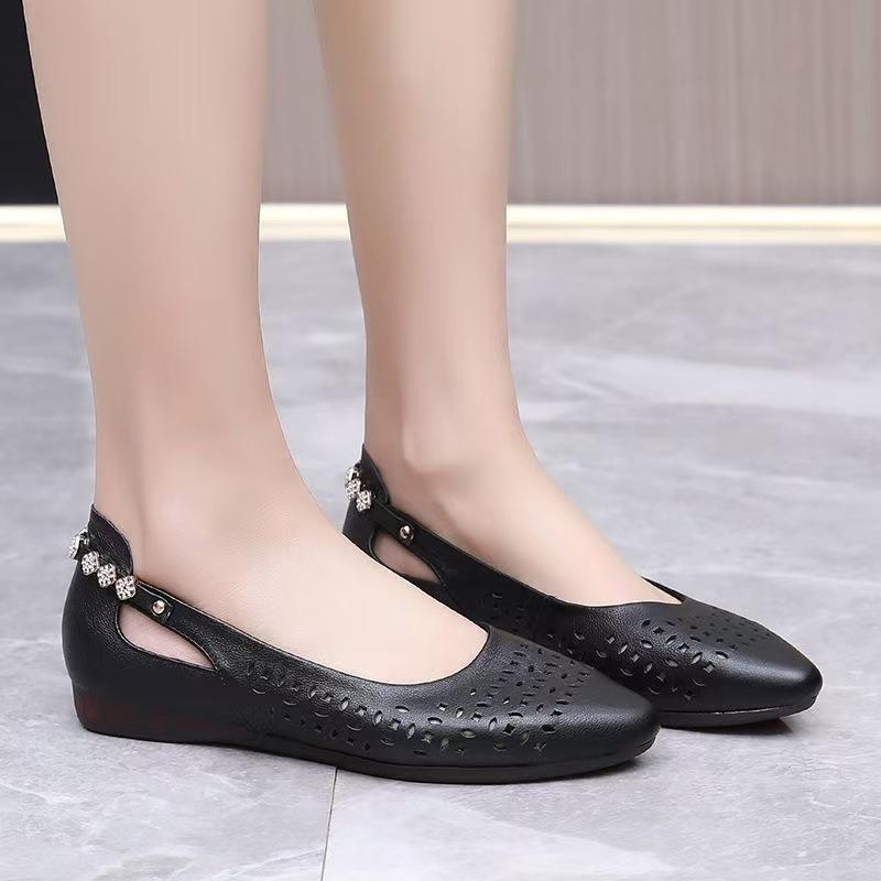 Pointed hole hole leather middle heel women's sandals spring and summer new versatile small size soft leather thick heel hollow leather shoes