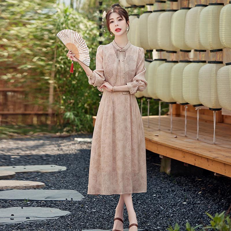 

Ретро-вышитый китайский костюм Zhi Mo: Комплект из двух предметов: топ и юбка для универсальных поездок на работу для высоких M (35-50kg) хаки