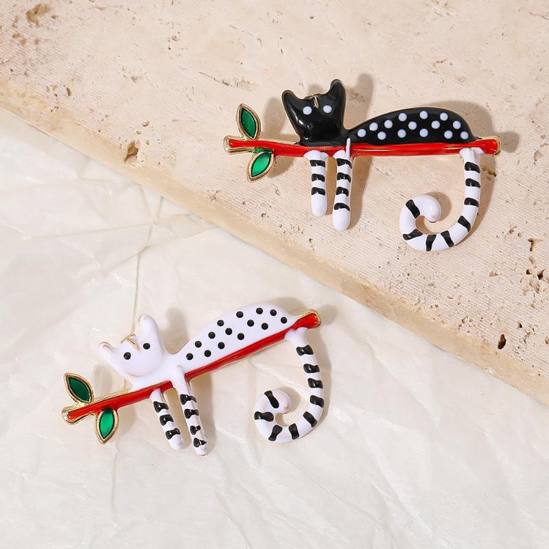 Green-eyed Cat Brooch Geometric Kitten Enamel Pin Lapel Pins Backpack Clothing Scarf Accessories Fashion Animal Jewelry Gift