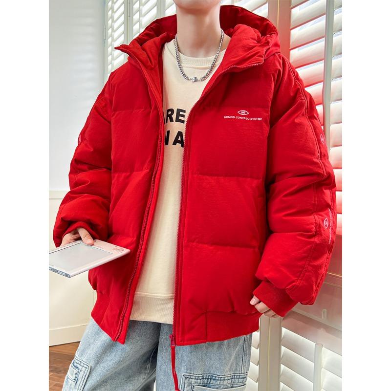 

Короткий свободный мужской пуховик с капюшоном защищает от холода и утеплен зимой. M красный