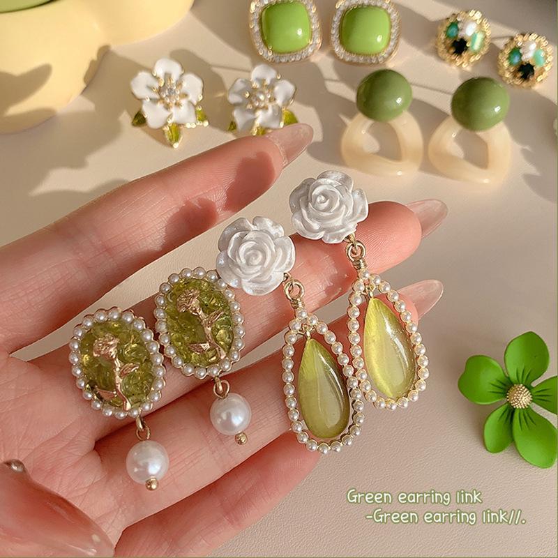 Silver Needle Fresh Flower Pearl Stud Earrings – Sweet, Versatile Fashion for Women