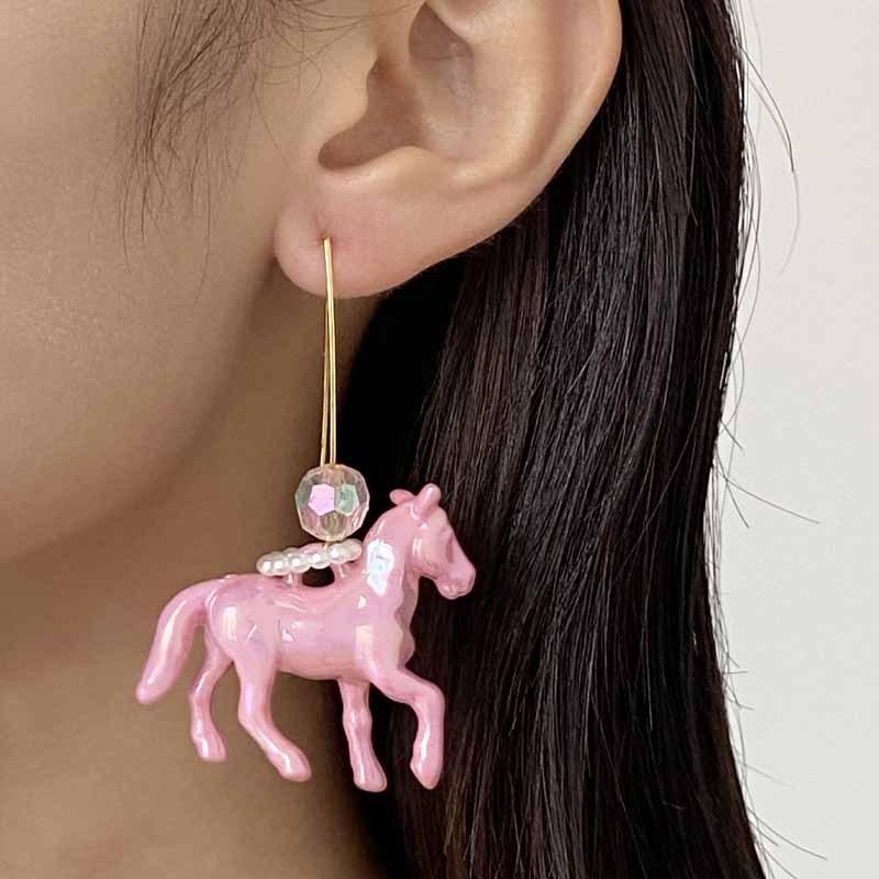 עגילים תלויים סוס קטן סטריאוסקופיים מוגזמים לנשים יצירתיות עגילים חמודים של חיות תכשיט קסם מתנת חג