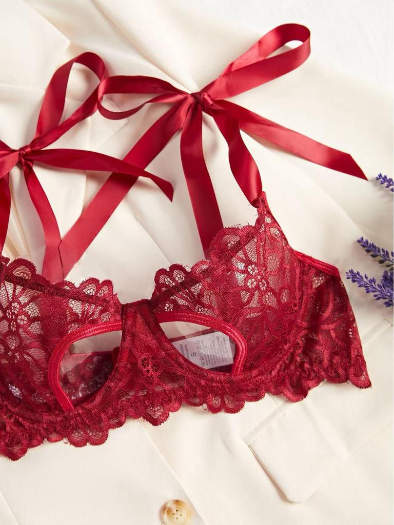 Elegancki komplet biustonosza push-up z francuskiej koronki i bielizny z muszką