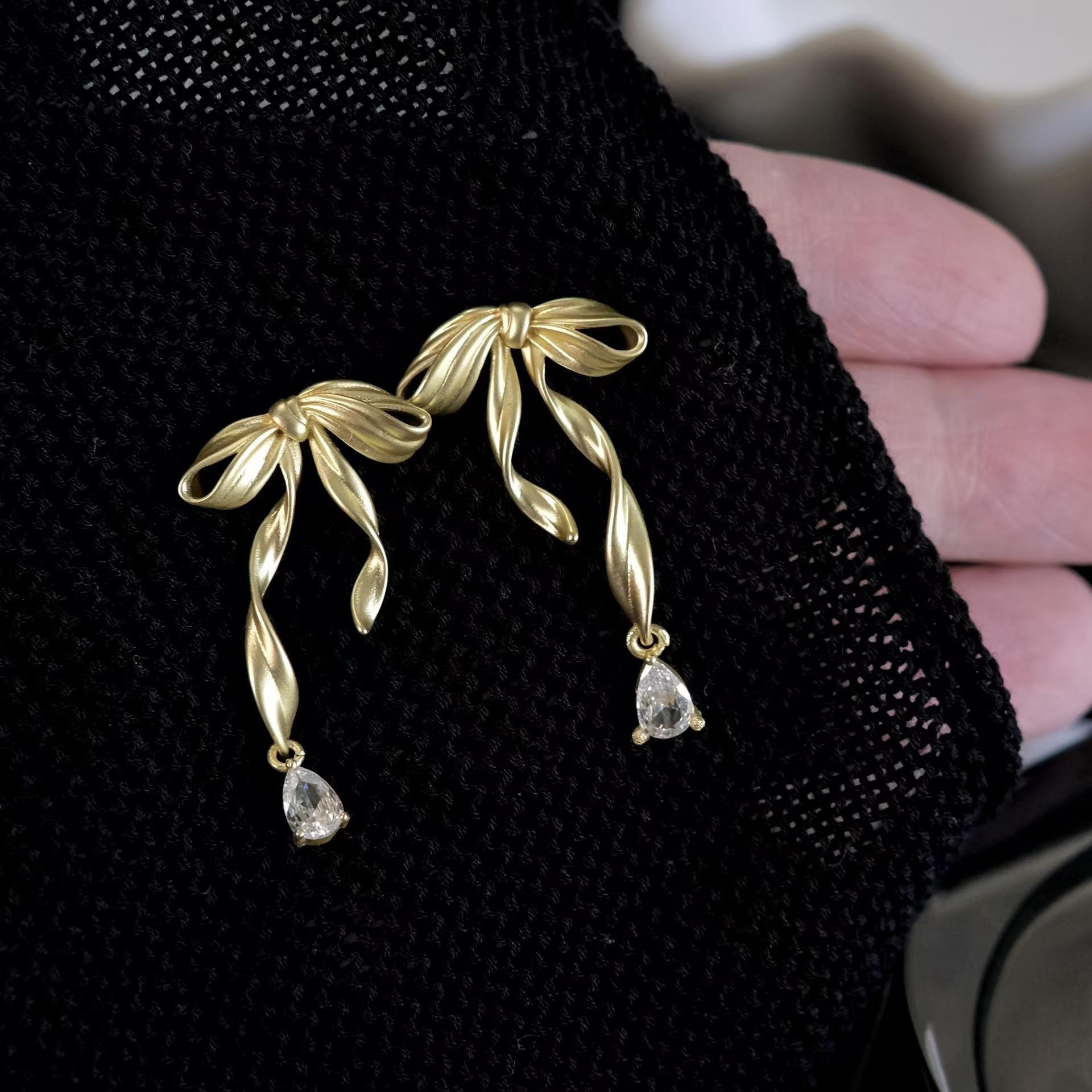 

Ретро милые и очаровательные серьги-гвоздики с лентой и балетным бантом, серебряная игла, простой характер, изысканные серьги 925 silver needle