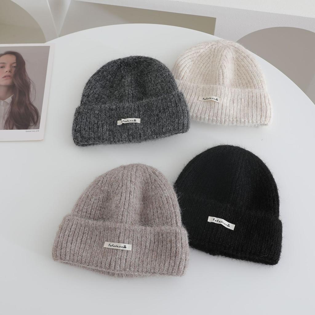 Japanese Simple Letter Pattern Labeling Knitted Hat for Women In Autumn and Winter New Warm and Thickened Cold Hat Showing A Small Face