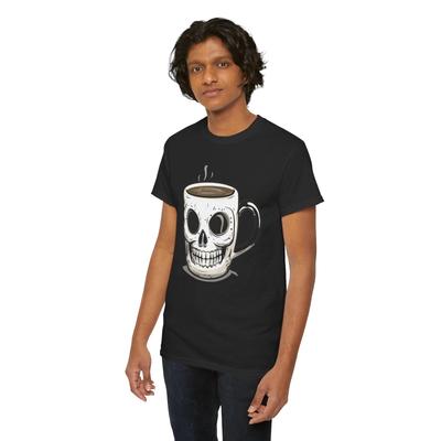 Lustiges Kaffee Zitat T-Shirt | Angetrieben von Kaffee und Frechheit Grafik T-Shirt