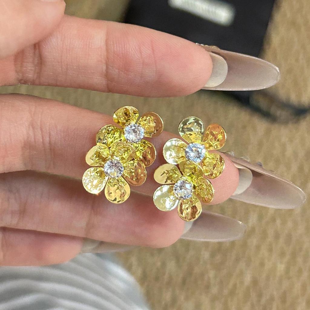 Exaggerated 3D Flower Pearl Earrings: Light Luxury, High-End Metal Style Studs