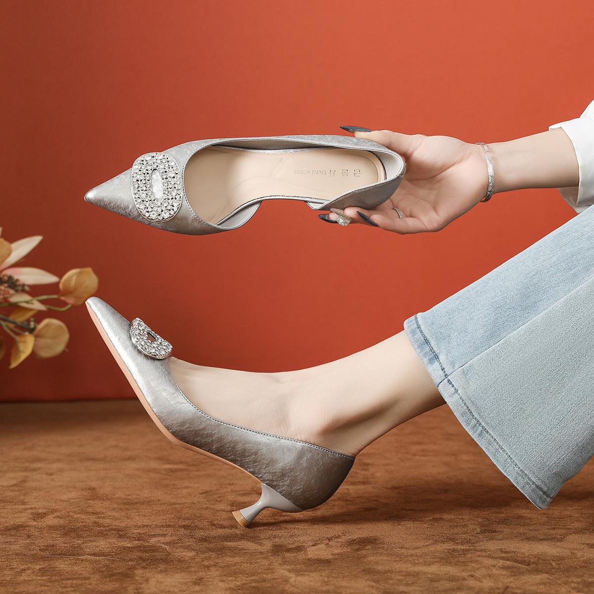 

Туфли женские одинарные весенние с пряжкой из стразов сбоку, пустые, желтые, в стиле маленькой феи, с острым носком, на тонком каблуке, модные, с темпераментом 39