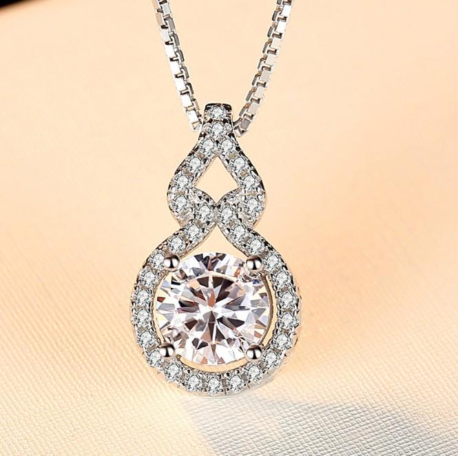 Herzförmige vierblättrige Kleeblatt Moissanit Halskette für Frauen - Xiaohongshu Douyin Kuaishou Influencer Kollektion