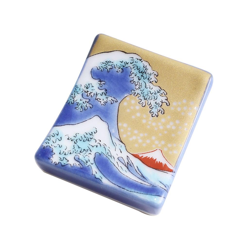 

Сделано в Кутани, традиционный Хокурику. Этот магнитный керамический предмет украшен надглазурной эмалью и идеально подходит для кухни, для повседневного использования и для палочек для еды. Стильный и