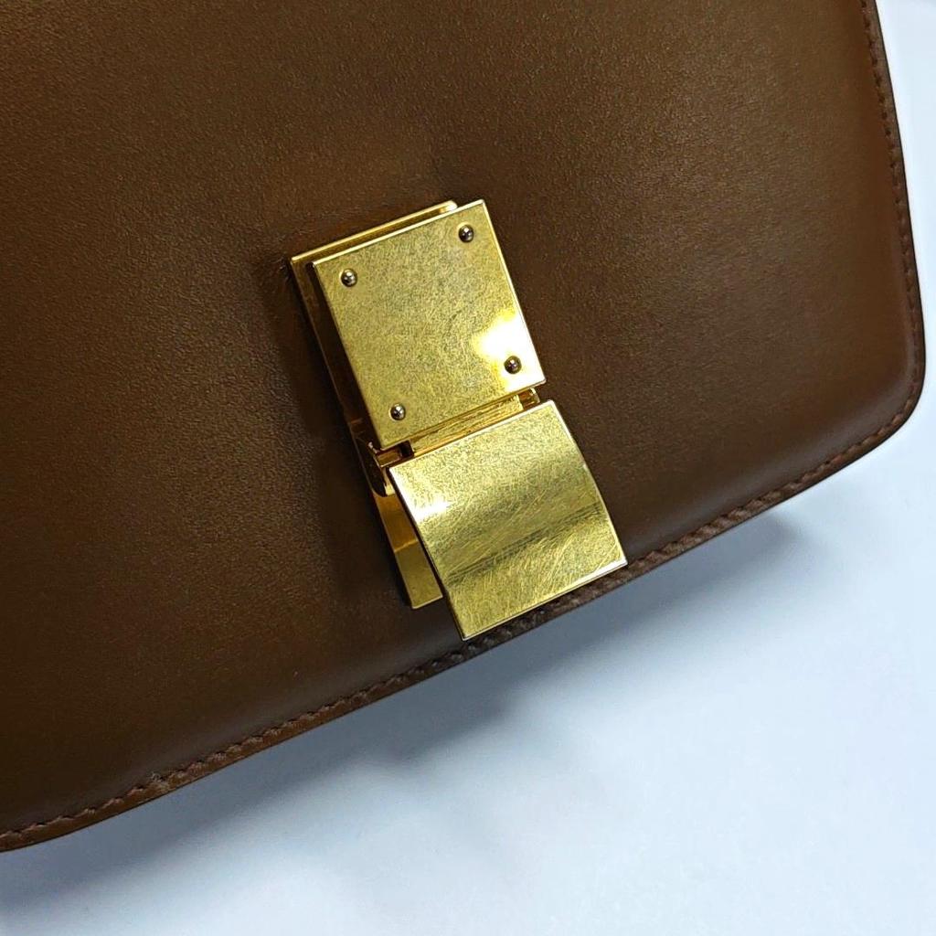[Pre-Owned] Classic Box Polished Gold Buckle Leather Tofu Bag - Very Good #1GRTSZC