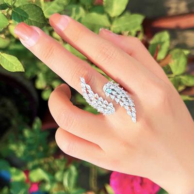 CMM Trendy Melek Kanat Bling Beyaz Kübik Zirkonya Açık Manşet Ayarlanabilir Uzun Parmak Yüzük Kadınlar için Düğün Akşam