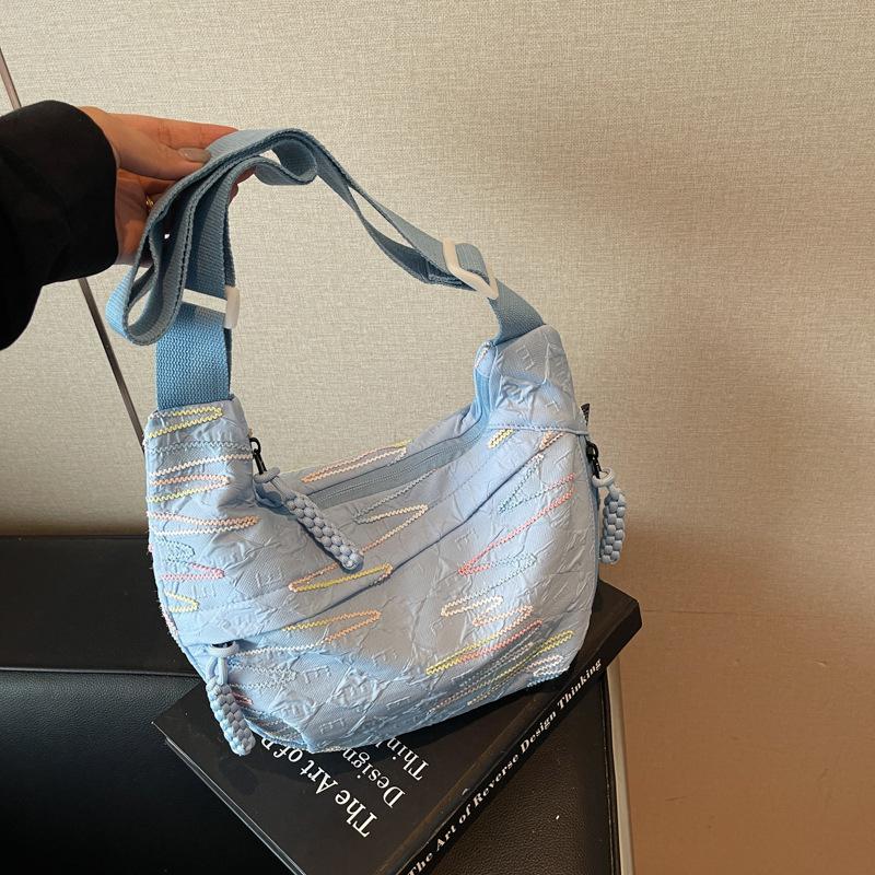 Today's popular large-capacity color thread cloth bags, wide shoulder straps, messenger bags, trendy versatile dumpling bags, women's bags.