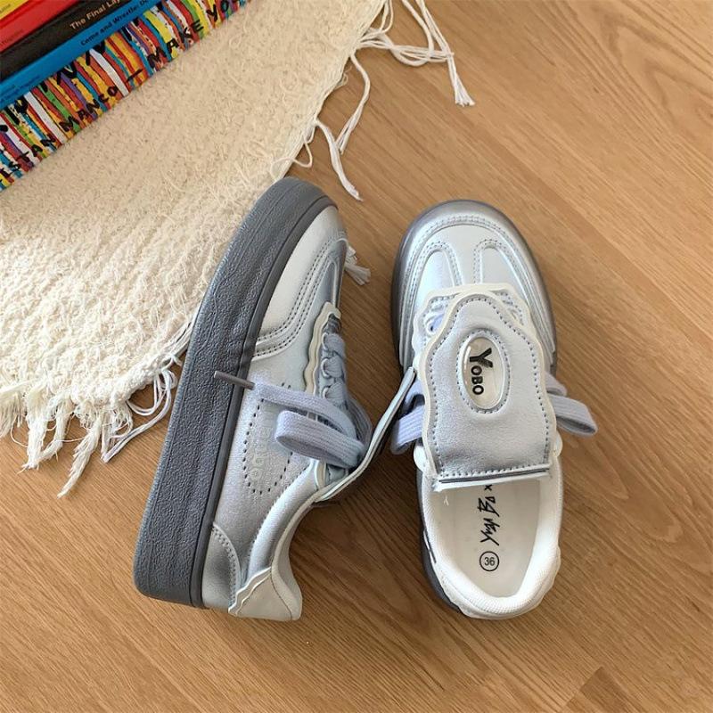 

Оригинальный нишевый дизайн, чувство шика, гонконгский стиль, туфли на толстой подошве, женские, 2025 новые, супер огонь, интернет-знаменитость, повседневные белые туфли, тренд 40 серебряный