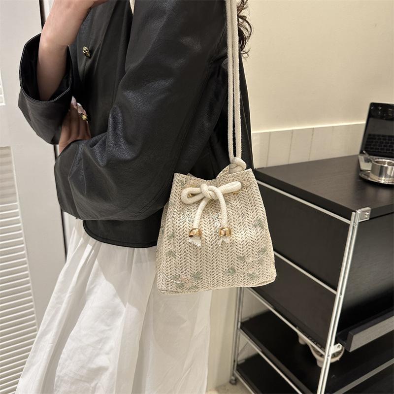 Woven Strap Small Bag Women's 2025 New Casual Versatile Retro Bucket Bag Beach Straw Shoulder Messenger Bag