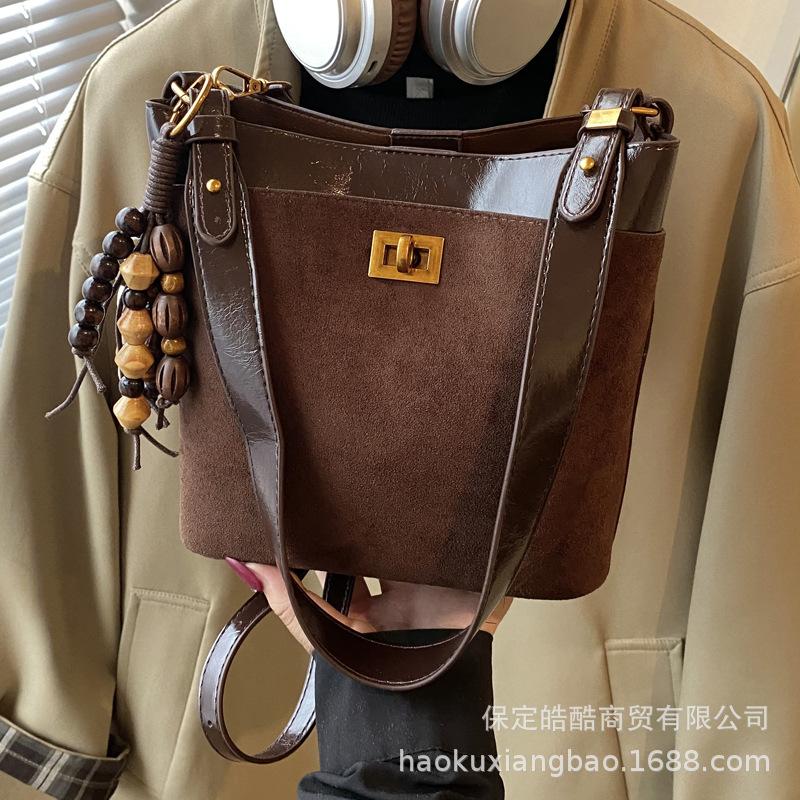 Frosted retro small bag women's autumn and winter 2025 new casual shoulder messenger bag popular bucket bag this year