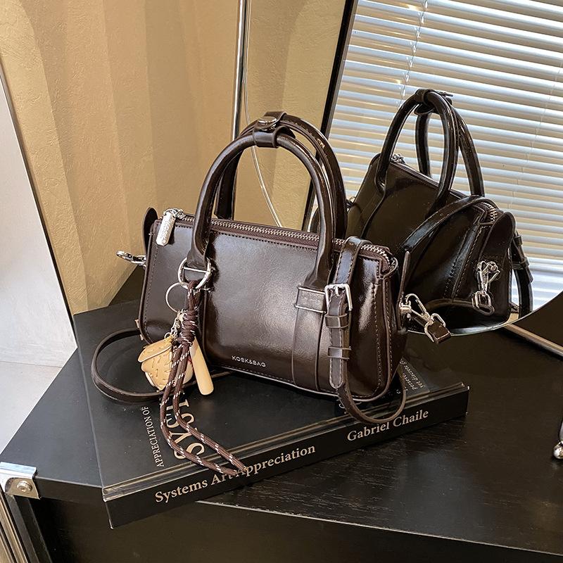 Super fire small bag women's autumn and winter retro 2025 new versatile shoulder messenger bag casual portable work tote bag