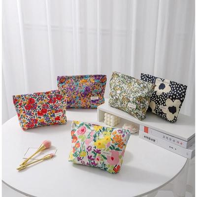 Sortierte florale Make-up- und Hautpflege-Reisetasche - Tragbar & stilvoll zur Organisation von Essentials