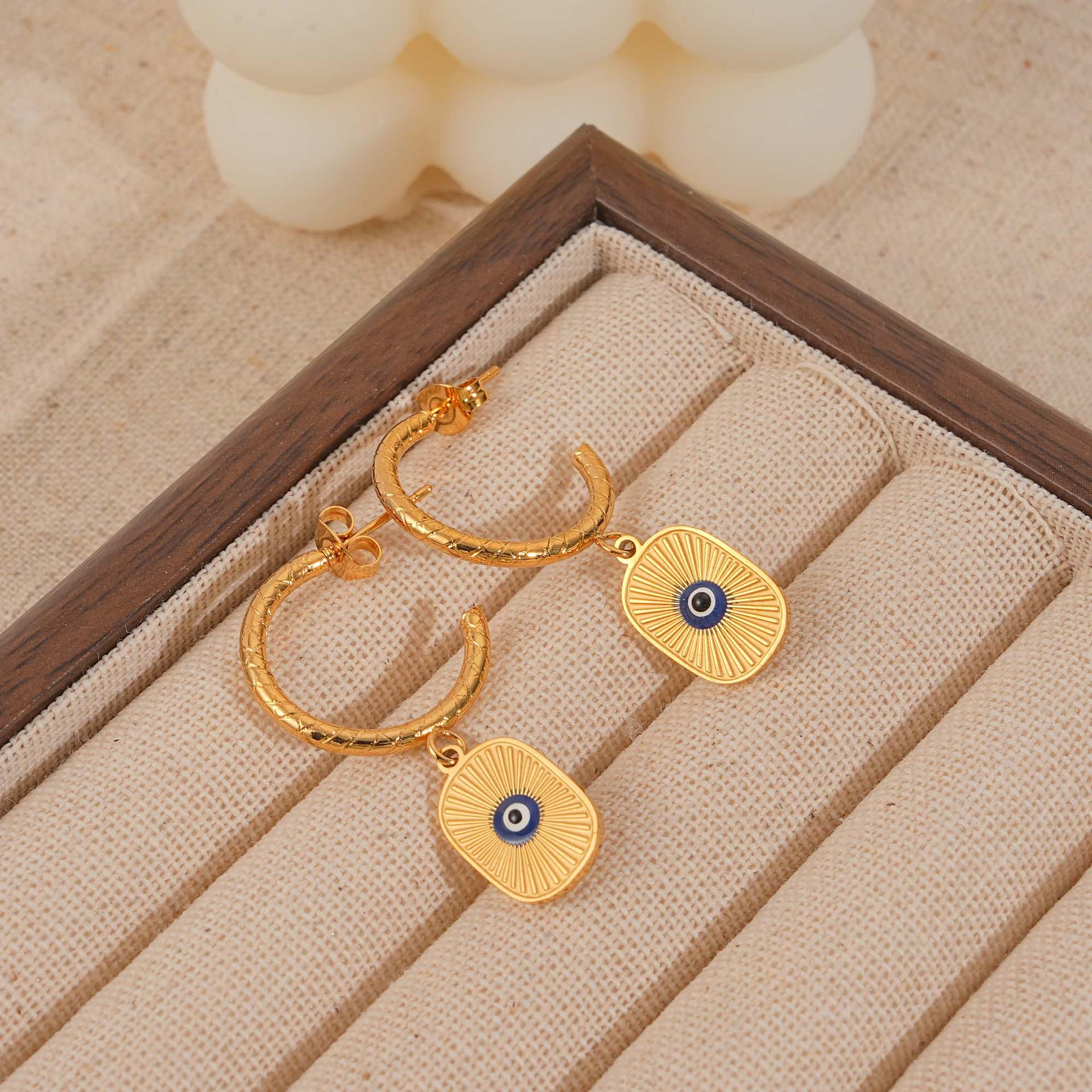 

Square Eye Carved Pendant Earrings - Gold-Plated Stainless Steel for Women золотой