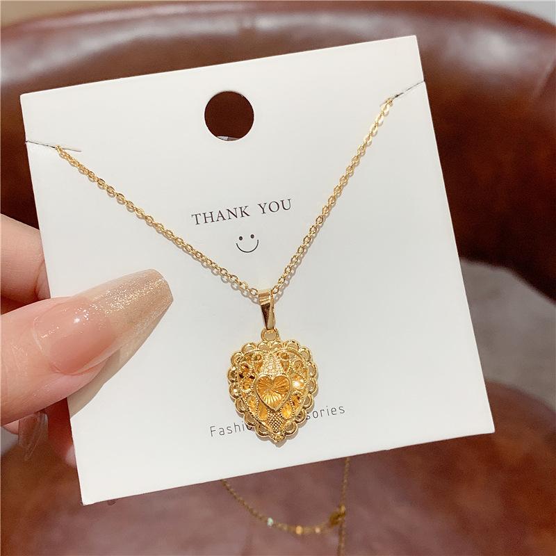 Temperament French three-dimensional relief love necklace female, titanium steel collarbone chain niche hollow peach heart pendant