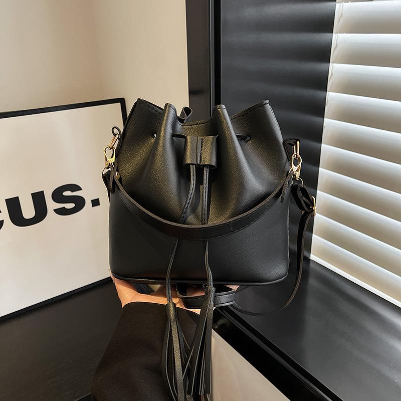Pumped Bucket Bag 2025 Spring and Summer, This Year's Popular Solid Color Retro Women's Bag Simple and Versatile Single Shoulder Messenger Bag Tide