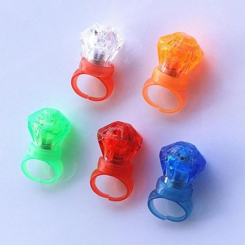 LED Prsten v noci Módní Svítící Prsten Imitace Diamantu Prstová Lampa Blikající Cool Svítící Doplňky