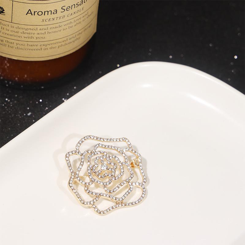 Diamond-encrusted Hollow Flower Brooch, High-end Sense, Light Luxury, Heavy Camellia Pin, a Niche Fashion Suit Decoration