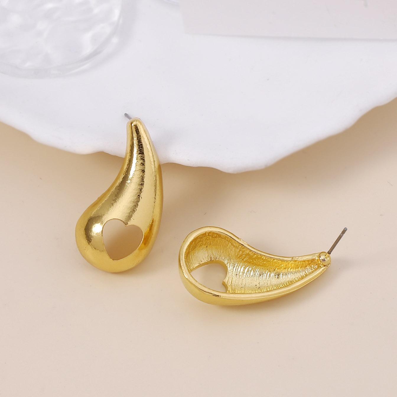 

Creative and personalized design sense, hollowed-out geometric heart-shaped teardrop ear studs, a niche and fashionable daily commuting style