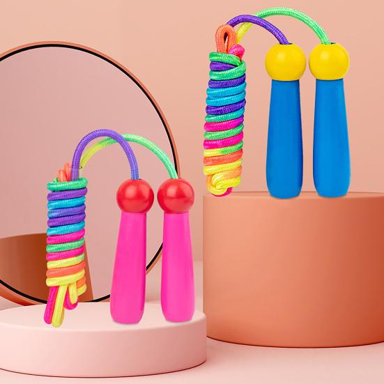 Ergonomiczny Design Nieplącząca się Dziecięca Skakanka z Drewnianą Rączką z Nadrukiem w Paski w Kolorach Tęczy Regulowana Długość