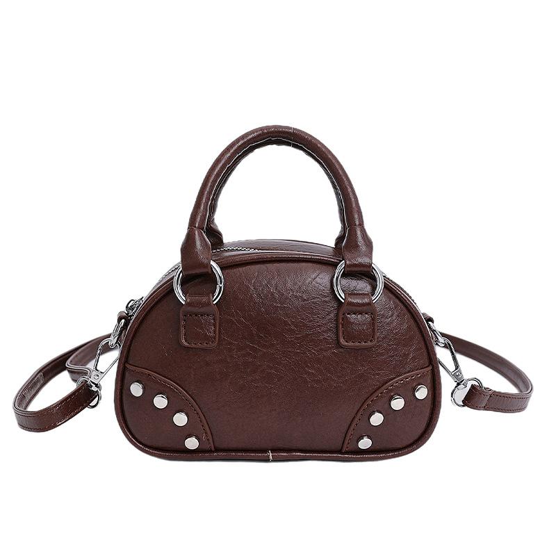 Korean version of simple retro foreign style portable bowling bag women's 2025 new niche design commuter shoulder messenger bag