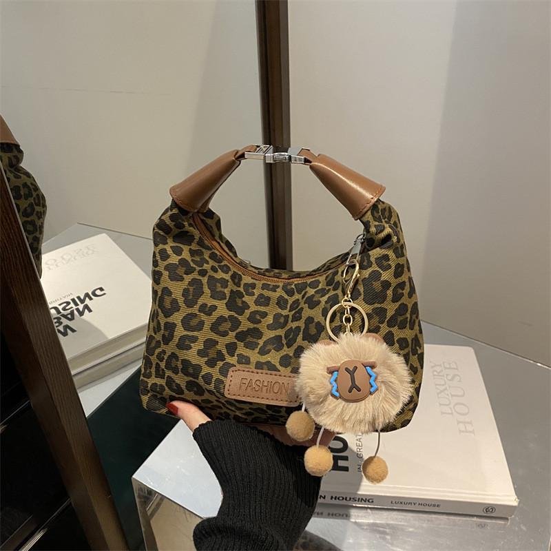 

Elegant And Versatile Medium Sized Black Or Brown Pu Leather Handbag For Everyday Use Without Pendant коричневий