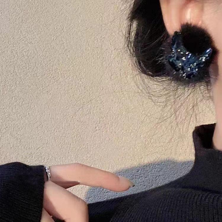 Temperament Versatile Sweet Versatile Girl Plush Butterfly Stud Earrings Female Chic Style Autumn And Winter Light Luxury High-End Earrings