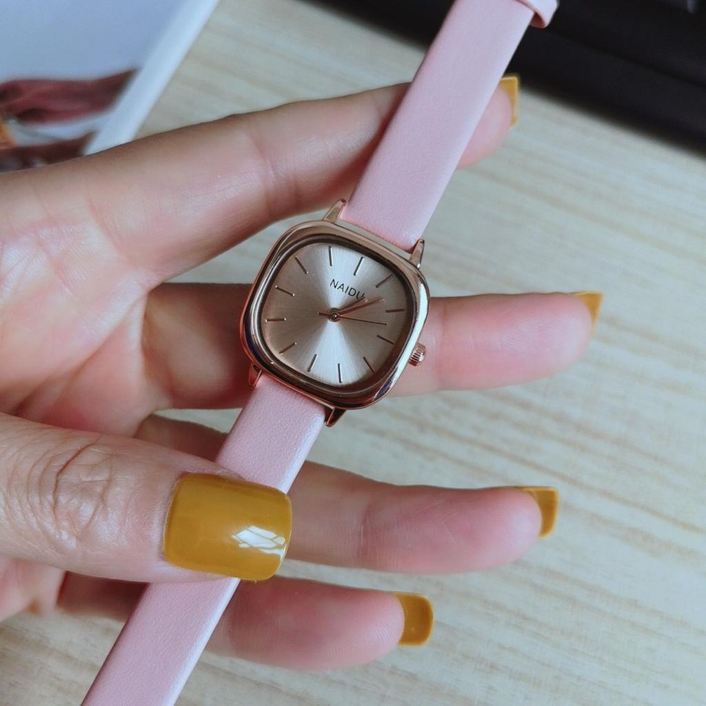 The New Retro Watch for Girls On Instagram Has a Unique and Elegant Style with a Touch of Luxury and a Delicate Leather Strap