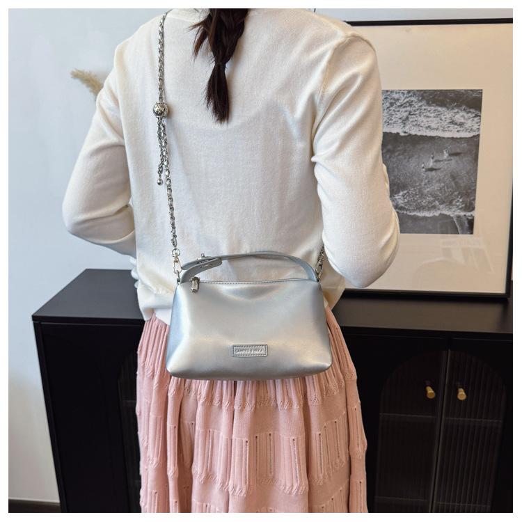 Simple large-capacity bag women's new versatile messenger bag niche fashion commuter shoulder bag