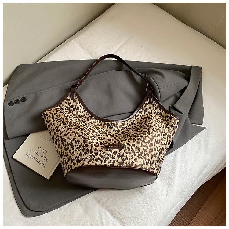 2024 Women's Versatile Leopard Print Large Capacity Crossbody Commuter Shoulder Bag
