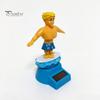 Surfing BilFigur Surfare Pojke Solcellsdriven Nickande Leksak, Tecknad Bobblehead för Mittkonsol Tillbehör Instrumentbräda, Bil Gungande Skakande Figur Kontor