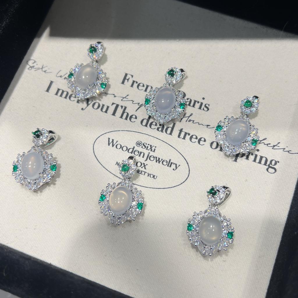 New Chinese-style ice chalcedony necklace for women, palace-style jade green stone inlay, light luxury national-style agate pendant collarbone chain