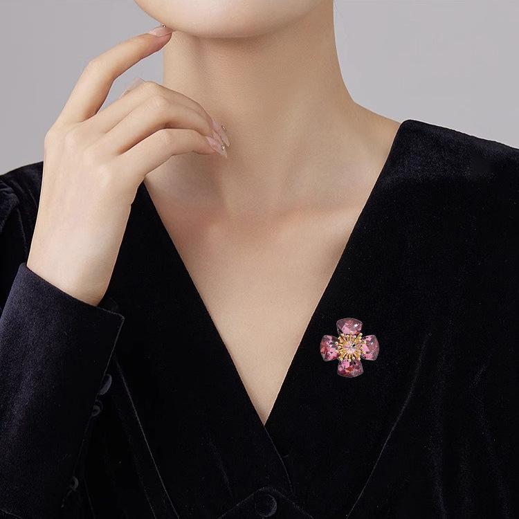 Brooch Crystal Lucky Grass Magnetic Clasp Brooch for Women Luxury Style Neckline Anti-Glare