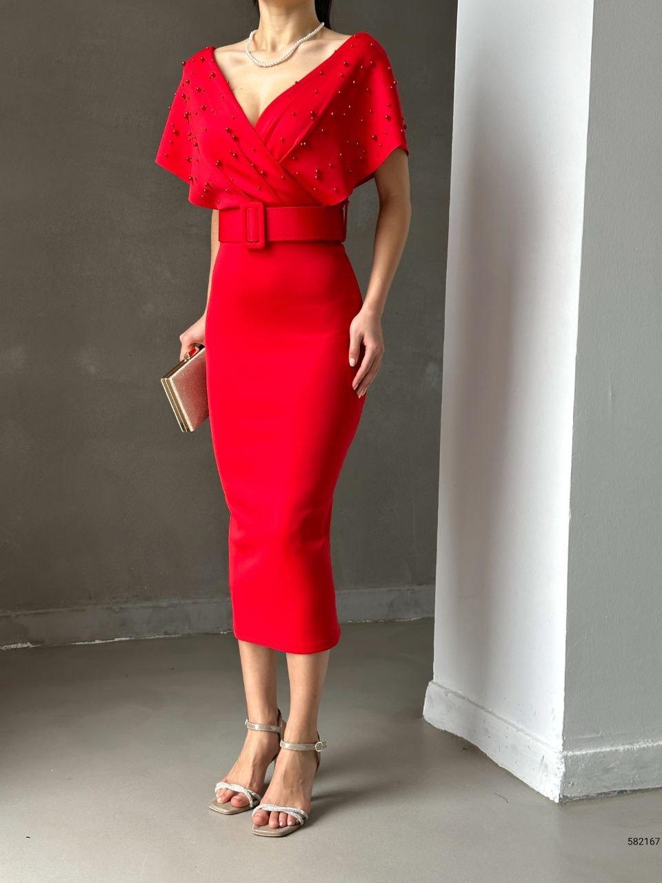 

Женское мини-платье средней длины двубортного кроя с поясом и отделкой камнями