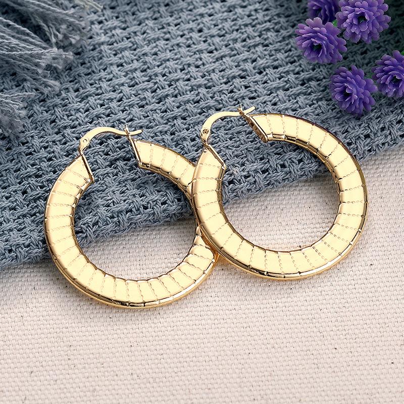 

1 Pair of Stylish, Wide-striped Niche Earrings золотой