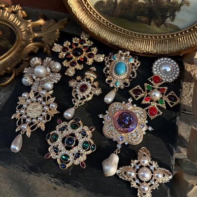 Broches Insígnias Estilo Barroco Cristal Pérola Cruz Vintage Mulheres Homens Pingente Palácio Retrô Acessórios Presente para Festa Banquete Senhora