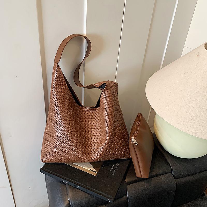 2025 autumn and winter women's bags large-capacity solid-color shoulder bags popular versatile woven underarm bucket bags