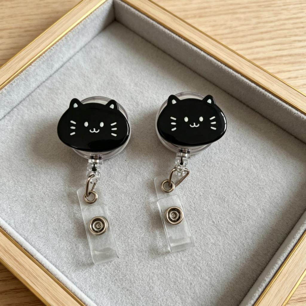 1/2 Piece Black and White Cat-Shaped Retractable Badge Holder, Anti-Loss Gadget for Nurses and Students, Can Be Stretched and Retracted