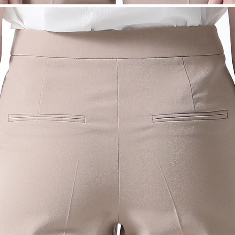  Pantalonii Slim Daily de la She's Miss sunt prețul 138.000 Won. 