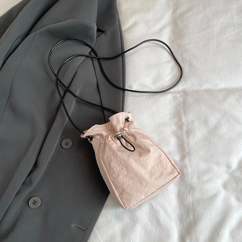 

В этом году популярная сумка для отдыха на шнурке в иностранном стиле с плиссировкой 2025 лето новая универсальная нишевая сумка-ведро в корейском стиле розовый