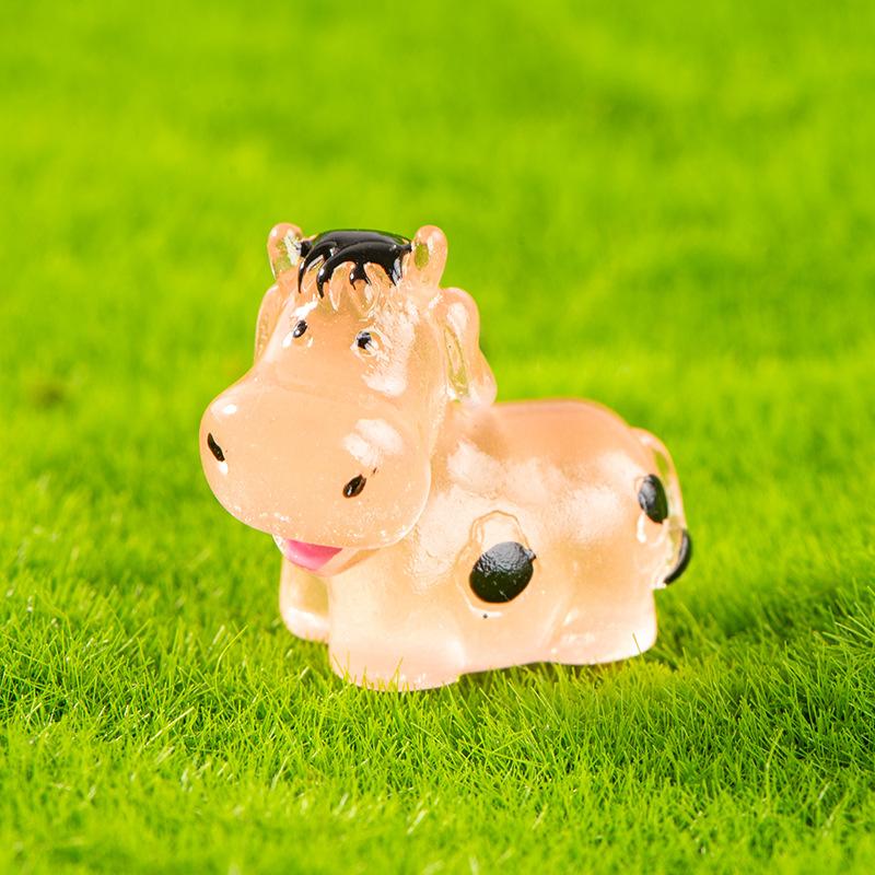 Glow-in-the-dark Cow Resin Decoration Cute Cartoon Three-dimensional Calf Jewelry Micro Landscape Decorative Arts and Crafts Accessories